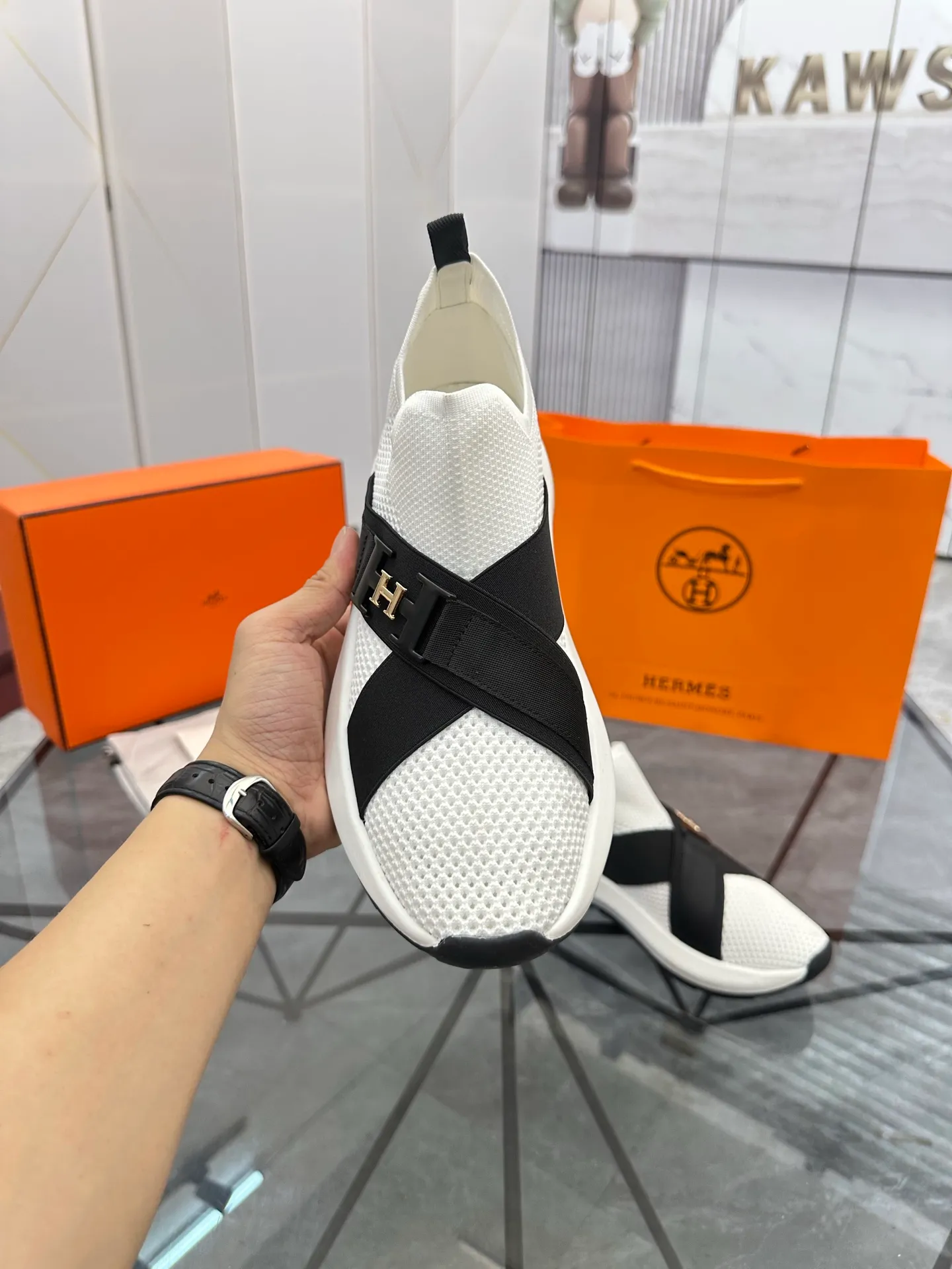 Selling men's shoes 💰: 💰P600¥ High-end top quality Product trademark: Hermes * "Hermès*" low-cut casual shoes Regular size: 38-45 (can be customized to 46) Product materials: upper imported from the counter original fly weave, breathable lining, cowhide foot pads, original outsole. No.: 001